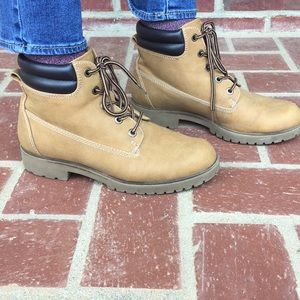 Limelight Women’s Brett lace-up Boot Camel